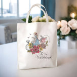 Bolso De Tela Así se hace el Boda de cuento de hadas de maravill<br><div class="desc">El diseño presenta una mezcla de nuestros propios florales originales dibujados a mano y obras de arte. Hemos restaurado meticulosamente los ilustraciones vintage de la icónica Alice in Wonderland dibujándolos a mano y llevándolos a la vida con hermosos tonos acuarelas y añadiendo nuestro propio toque personal. El diseño presenta nuestra...</div>