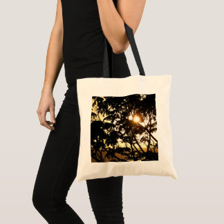 Bolso De Tela Atardecer a través de árboles en fotografía tropic