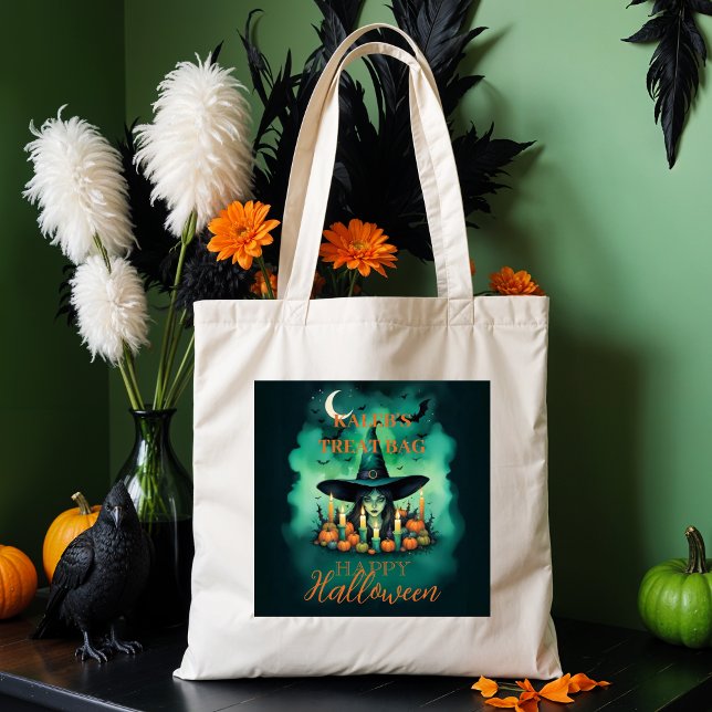 Bolso De Tela Attractive & Mystical Halloween Witch Conjures Enc (Attractive & Mystical Halloween Witch Conjures Enchanting Spells Amid Glowing Candles Tote Bags.)