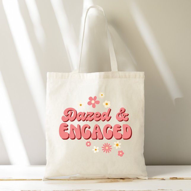 Bolso De Tela Aturdida y comprometida retro flor groovy despedid (Dazed and engaged groovy retro daisy bachelorette party tote bag bachelorette favors bridesmaid gift)