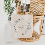 Bolso De Tela AUSHA Elegante Boda de la dama de honor con flores<br><div class="desc">Esta bolsa de tocador de la fiesta nupcial presenta elegantes flores azules y blancas polvorientas y un elegante tipo de letra minimalista. Es perfecto para cualquier fiesta nupcial.</div>