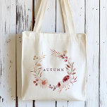 Bolso De Tela Autumance Romance Floral Wreath Personaliza Tote B<br><div class="desc">Esta bolsa de té personalizada incluye una flor acuarela de dahlia,  rosa de jardín,  peonía y amapola en rojo burdeos,  marrón,  rosa rubor sobre hojas de otoño. Para una personalización más avanzada de este diseño,  haga clic en el BOTÓN HERRAMIENTA DE DISEÑO AZUL. También están disponibles los elementos coincidentes.</div>