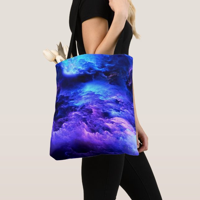 Bolso De Tela Azul Y Púrpura En Las Nubes (Detalle)