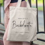 Bolso De Tela Bachelorette | Moderna dama de honor Minimalista<br><div class="desc">Este diseño personalizado de Bachelorette Party presenta una tipografía manuscrita. Puede personalizar fácilmente el nombre de la futura novia,  la fecha,  el nombre de la novia o el mensaje de su personalizado. ¡El accesorio perfecto y elegante para una fiesta de soltera o un fin de semana de soltera!</div>
