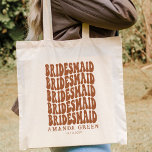 Bolso De Tela Bachelorette personalizada Boho Retro Terracotta<br><div class="desc">¿Buscando el regalo perfecto de la soltera? No busque más que nuestra bolsa de té personalizada! Nuestras bolsas de tote son perfectas para cualquier futura novia. Ya sea que esté planeando una boda en la playa o una barbacoa en el patio trasero, nuestras bolsas de tote serán su accesorio. No...</div>