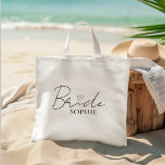 Bolso De Tela Bachelorette personalizada de novia | Nombre perso<br><div class="desc">Celebre la novia con estilo con esta elegante y mínima bolsa de tote de la novia, personalizada con su nombre bajo un moderno guión y un diseño cardíaco. Este tote de algodón es ideal para aventuras de fin de semana bodas, viajes de compras o días de playa. ¡Una obligación para...</div>