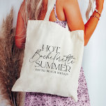 Bolso De Tela Bachelorette Personalizado de verano Bachelorette<br><div class="desc">Los totes que coincidan con su escapada de verano de soltera "verano de soltera caliente" en la tipografía de moda con una línea de texto personalizado debajo; se muestra con el destino y el año.</div>