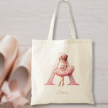 Bolso De Tela Ballerina personalizada<br><div class="desc">¡Dejen que su joven bailarina lleve su esencia al estilo con esta bolsa de té personalizada con temática de bailarina! Este tote cuenta con una encantadora bailarina en un tutu rosado y pantuflas de ballet paradas frente a una letra rosa pastel A. Personalice esta bolsa de tocador con cualquier nombre...</div>