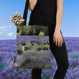 Bolso De Tela Banca en un enorme campo de lavanda secuencial