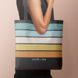 Bolso De Tela Bandas de puesta de sol retro con nombre de serie<br><div class="desc">Bandas de rugby - Un patrón preppy con franjas atrevidas y un nombre. Si su arte todavía necesita ser ajustado,  haga clic en el botón Personalizar Este botón. Esto te llevará a un área de diseño donde podrás mover cosas e incluso cambiar de color.</div>