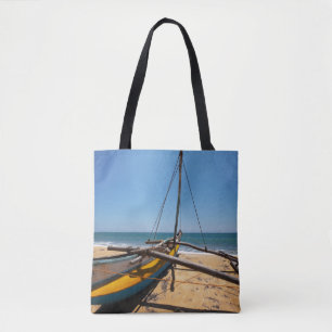 Bolso De Tela Barco de pesca amarrado en la playa