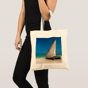 Bolso De Tela Barco de pesca tradicional en la playa
