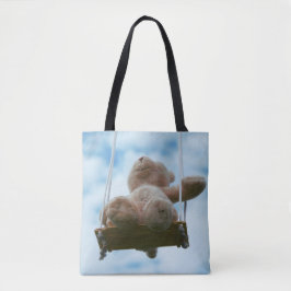 Bolso De Tela Beertje op schommel met bewolkte blauwe lucht.