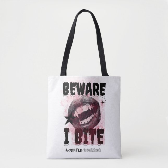 Bolso De Tela BEWARE I BITE - Grunge Vampire Aesthetic Y2K Goth  (Anverso)