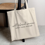 Bolso De Tela Bien comportadas, las mujeres no citan la historia<br><div class="desc">Sencillo y elegante "Las mujeres portadoras de buen comportamiento no hacen historia" personalizado diseño de citas insporacionales con tipografía de escritura moderna en un estilo de diseño minimalista inspirado en el empoderamiento femenino. El texto se puede personalizar fácilmente para añadir tu propio nombre o lema personalizado para el regalo de...</div>