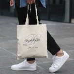 Bolso De Tela Bienvenida al Boda Monograma Negro y Gris<br><div class="desc">El favor de la boda da la bienvenida a las bolsas de té con el monograma de una pareja minimalista en un guión de caligrafía sofisticada en gris y negro. Personalizar el estilo del tipo de letra con los nombres de la novia y del novio y otro texto según sea...</div>