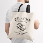 Bolso De Tela Bienvenida al Personalizado de los dados de Las Ve<br><div class="desc">Un conjunto único de bolsos de personalizado a la medida de su boda de destino al estilo de Las Vegas. Incluye un texto de bienvenida seguido del nombre del lugar o de la persona que recibe la bolsa. Debajo hay dos dados negros rodando. Todos los elementos de este diseño son...</div>
