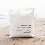 Bolso De Tela Bienvenida de boda de destino de texto minimalista<br><div class="desc">Bienvenidos a su boda de destino con esta moda y modernas bolsas de té personalizadas. Funciones de diseño "bienvenidos a [destino]" en letras de máquina de escribir antiguas de color negro con sus nombres y fecha de boda debajo,  alineadas en la parte inferior derecha para un aspecto minimalista.</div>