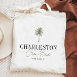 Bolso De Tela Bienvenida de la boda de la Palm de color de agua<br><div class="desc">Bienvenidos a su boda de destino con esta moda y modernas bolsas de té personalizadas. El diseño presenta un ilustracion acuarela de palmera con su destino boda debajo (se muestra con Charleston) en letras clásicas de serif. Añade tus nombres bajo un guión cursivo manuscrito verde oscuro, así como el año...</div>
