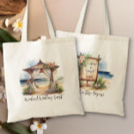 Bolso De Tela Bienvenida personalizada de Weekend Beach Wedding<br><div class="desc">Mochila de bienvenida boda con temática playera para los huéspedes. Este encantador diseño cuenta con una escena acuática de una pagoda de ceremonia de boda de madera, en una playa frente al mar, cubierta de azulejos y flores tropicales. Por otro lado, hay un cartel rústico de bienvenida tipo boho que...</div>
