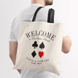 Bolso De Tela Bienvenida Personalizado Las Vegas Suit<br><div class="desc">Un conjunto único de bolsos de personalizado a la medida de su boda de destino al estilo de Las Vegas. Incluye un texto de bienvenida seguido del nombre del lugar o de la persona que recibe la bolsa. Debajo hay un traje negro con el símbolo del corazón resaltado en rojo...</div>