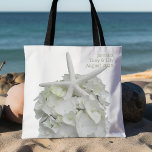Bolso De Tela Bienvenidos a la Boda Blanca Starfish Hydrangea<br><div class="desc">Bienvenidos a nuestro boda tote grande. Bolsa grande de tetas con estrella marina blanca y diseño de flor hidrangea. Parte de la línea de diseño de Seaside Garden, este favor de boda utilizable contiene dos lugares para tu texto. El texto de ejemplo es un breve "bienvenido a nuestro boda en...</div>