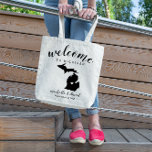 Bolso De Tela Bienvenidos a Michigan | Boda de silueta estatal<br><div class="desc">Dé a sus invitados una cálida bienvenida a su boda de Michigan con una bolsa llena de bocadillos y dulces personalizados con el estado en el que se está casando y los nombres de la novia y del novio y la fecha de boda. El diseño presenta "bienvenida" en escritura caligráfica...</div>