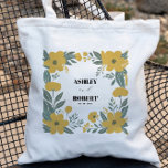 Bolso De Tela Bienvenidos Bodas florales amarillos modernos<br><div class="desc">Una paleta de colores amarillos separa esta bolsa de bienvenida boda del resto. El diseño incluye un moderno ramo de flores y se puede personalizar todo el texto. Elementos de coordinación disponibles.</div>