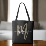 Bolso De Tela Black Gold Modern Script Girly Monograma Nombre<br><div class="desc">Haga una declaración con la Bolsa Tote Bag con el Monograma Negro y Oro Moderno Script Girly. Con un elegante lienzo negro con un audaz monograma dorado en una letra de escritura moderna, este tote está diseñado con un toque ondulante para elevar su estilo diario. Espacioso y práctico, es perfecto...</div>