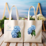 Bolso De Tela Blue Hydrangeas Boda Monogrammed<br><div class="desc">Flores de horangea azul boda bolsa de tocador. Personaliza con iniciales de la novia y el novio con fecha de boda. Las flores azules claras sobre los tallos decoran ambos lados de este tote de algodón. Den como bodas gracias regalos a la fiesta nupcial,  padres y/o invitados.</div>