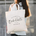 Bolso De Tela Boda de caligrafía de soltera de Bachelorette Part<br><div class="desc">El Boda de caligrafía Tote Bag de Bachelorette Party Bridesmaid cuenta con diversión y caligrafía de bonito,  además de la fecha del evento y el nombre personalizado. Esto hace un regalo perfecto para una fiesta de soltera - ¡llénalo de diversión!</div>