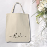 Bolso De Tela boda de escritura moderna Bride<br><div class="desc">Moderna caligrafía novia a las bolsas en una hermosa tipografía de escritura impresa en el frente. Bolsos simples y sencillos en un guión de caligrafía de moda. Hace una gran fiesta de solteros o un regalo de boda para la futura novia</div>
