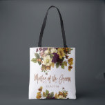 Bolso De Tela Boda de otoño floral moderna madre del novio<br><div class="desc">Madre rústica moderna del novio, elegante tipografía de la bolsa de tote con naranja oxidado otoño, oro burdeos y flores de marfil crema con hojas secas y follaje y un guión de moda caprichoso. Personalízalo con el nombre de la madre en la parte delantera y con los nombres de las...</div>