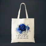 Bolso De Tela Boda floral metálico de plata blanca azul real a<br><div class="desc">Elegante mochila de regalo de la dama de honor de la boda de color blanco azul real con elegante ramo de azul real, marina, plata, flores de rosa de color blanco puro y hojas de eucalipto verde sabio. Comuníquese conmigo para obtener ayuda sobre la personalización o si necesita cualquier otro...</div>