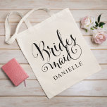 Bolso De Tela Boda personalizada de escritura negra de dama de h<br><div class="desc">La boda Bridesmaid tote bag presenta un moderno guión de caligrafía giratoria en negro con elegante texto de nombre de personalizado que puede personalizar. ¡Vea nuestros diseños coordinados de la fiesta nupcial!</div>