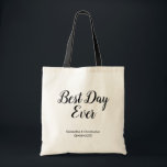 Bolso De Tela Boda personalizado del mejor día de la historia<br><div class="desc">Celebre su día especial con nuestra Bolsa de Tote, un delicioso y práctico recuerdo para sus huéspedes. Con la frase "Mejor Día de la Historia" en un guión hermoso y sencillo, este bolso de té se personaliza con tus nombres y fecha de boda, convirtiéndolo en un toque de queda único...</div>