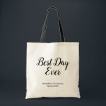 Bolso De Tela Boda personalizado del mejor día de la historia<br><div class="desc">Celebre su día especial con nuestra Bolsa de Tote, un delicioso y práctico recuerdo para sus huéspedes. Con la frase "Mejor Día de la Historia" en un guión hermoso y sencillo, este bolso de té se personaliza con tus nombres y fecha de boda, convirtiéndolo en un toque de queda único...</div>