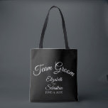 Bolso De Tela Boda simple en blanco y negro de Groom Team<br><div class="desc">Estos "equipos de trabajo" están diseñados como favores o regalos para los novios,  la familia u otros miembros de la fiesta de la boda. Gran bolso de swag para llenar con favores y regalos. El diseño simple incluye texto de guión blanco sobre un fondo negro.</div>