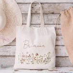 Bolso De Tela Boho de Flores Silvestres Nombre de la dama de hon<br><div class="desc">Eleva tu propuesta de dama de honor o gesto de agradecimiento con nuestra encantadora Bolsa de nombres de novias de Flor silvestre Boho! Diseñado con amor y adornado con intrincados diseños florales, esta bolsa de té captura perfectamente la esencia de la elegancia bohemia. Cada bolsa está personalizada con el nombre...</div>