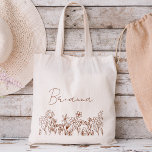 Bolso De Tela Boho de Flores Silvestres Nombre de la dama de hon<br><div class="desc">Eleva tu propuesta de dama de honor o gesto de agradecimiento con nuestra encantadora Bolsa de nombres de novias de Flor silvestre Boho! Diseñado con amor y adornado con intrincados diseños florales, esta bolsa de té captura perfectamente la esencia de la elegancia bohemia. Cada bolsa está personalizada con el nombre...</div>