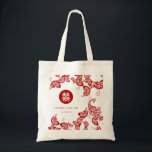 Bolso De Tela Boho Peacock Floral Rojo Elegante Boda Chino<br><div class="desc">Elegante diseño de pavo real bohemio rojo y blanco con detalles florales y una cola de formas paisley, emparejada con un símbolo chino de doble felicidad en un sencillo marco circular. Un diseño boda de temática asiática, único, moda y elegante para una pareja moderna y elegante. La doble felicidad es...</div>