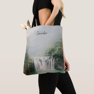 Bolso De Tela Bonita cascada en un bosque de montaña