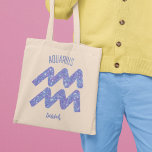 Bolso De Tela Bonito Aquarius Rótulo Astrológico Púrpura Persona<br><div class="desc">Este bolso de bonito,  morado personalizado y lavanda Aquarius tote muestra tu signo astrológico del Zodiac en un brillo hermoso como las constelaciones. Personalizar este lindo regalo con tu nombre en bello guión cursivo para alguien con un cumpleaños de finales de enero o principios de febrero.</div>