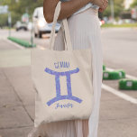 Bolso De Tela Bonito Gemini Astrología Rótulo Personalizado Cump<br><div class="desc">Esta bolsa de algodón Gemini de bonito morada y lavanda presenta su signo astrológico del Zodiac en un brillo hermoso como las constelaciones. Personalizar este lindo símbolo de astrología regalo con tu nombre en escritura cursiva para alguien con un cumpleaños de finales de mayo o principios de junio.</div>