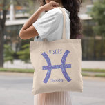 Bolso De Tela Bonito Piscis Astrología Rótulo Personalizado<br><div class="desc">Este bolso de bonito púrpura y lavanda Pisces muestra tu signo astrológico del Zodiac en un brillo hermoso como las constelaciones y el texto personalizado. Personalizar este lindo regalo de personalizado con tu nombre en bello guión cursivo para alguien con un cumpleaños de finales de febrero o principios de marzo....</div>