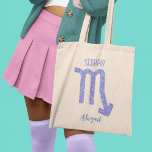 Bolso De Tela Bonito Rótulo Astrológico Escorpio Púrpura Persona<br><div class="desc">Este bolso de bonito morado y lavanda Scorpio muestra tu signo astrológico del Zodiac en un brillo hermoso como las constelaciones. Personalizar este lindo y personalizado regalo con tu nombre en bello guión cursivo para alguien con un cumpleaños de finales de octubre o principios de noviembre.</div>