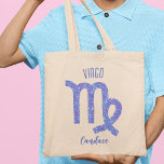 Bolso De Tela Bonito Virgo Rótulo de Astrología Púrpura Personal<br><div class="desc">Este bolso de bonito,  morado personalizado y lavanda Virgo tote muestra tu signo astrológico del Zodiac en un brillo hermoso como las constelaciones. Personalizar este lindo regalo con tu nombre en bello guión cursivo para alguien con un cumpleaños de finales de agosto o principios de setiembre.</div>