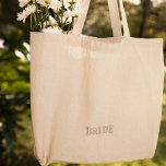Bolso De Tela Bordado Compromiso moderno y simple de la tipografía de la<br><div class="desc">Este bolso de tocador presenta un diseño moderno y elegante con una tipografía rosa que le da un toque elegante. Los detalles bordados le dan un acabado de alta calidad, lo que lo convierte en una elección elegante para cualquier ocasión. Ya sea que esté celebrando su compromiso o disfrutando de...</div>