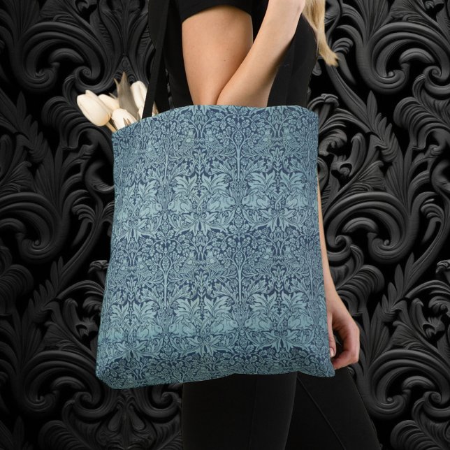 Bolso De Tela Brer Rabbit por William Morris Blue Textile Patter (Brer Rabbit by William Morris, Textile Pattern All-Over-Print Tote Bag)