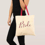 Bolso De Tela Bride Burgundy Textos<br><div class="desc">Una preciosa bolsa de tocador para una novia encantadora,  este diseño presenta "Bride" escrito con una bonita letra cursiva en burdeos.  ¡Haga su pedido hoy mismo!</div>